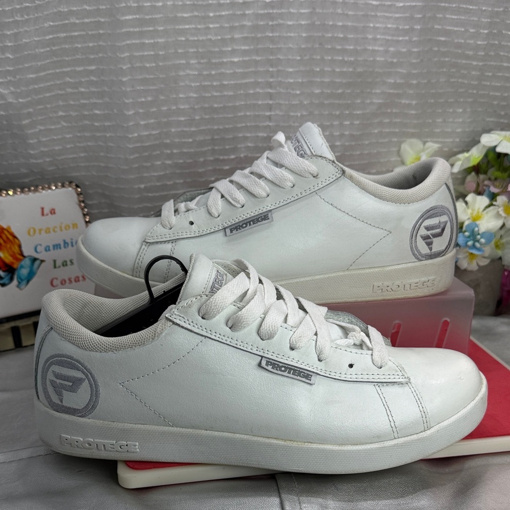 (T0) Protege men's white leather sneakers, size 9,low-cut.Casual,comfortable